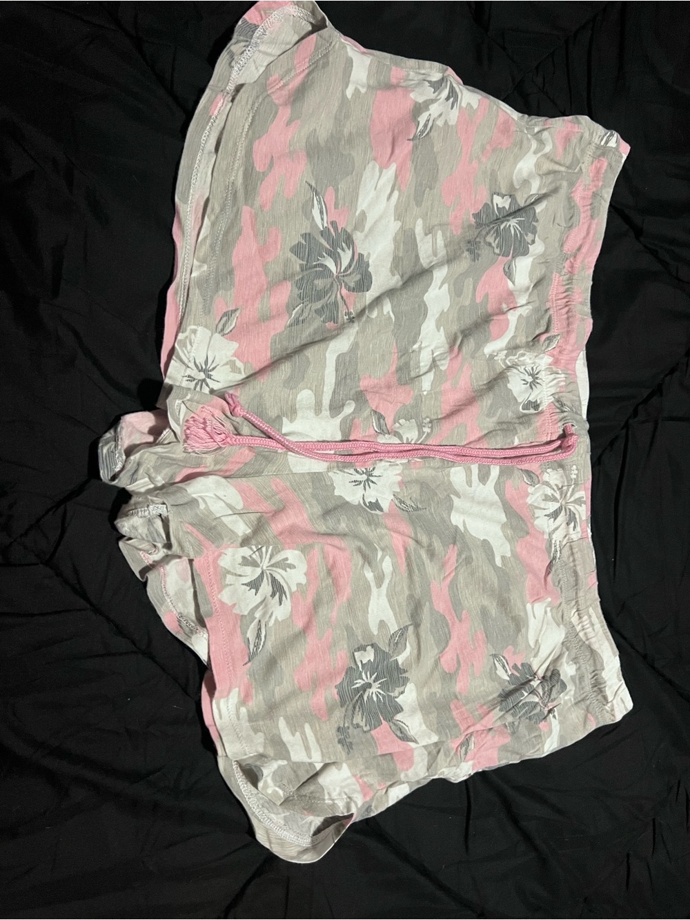 Casual Pink & Gray Floral Camo Women's shorts